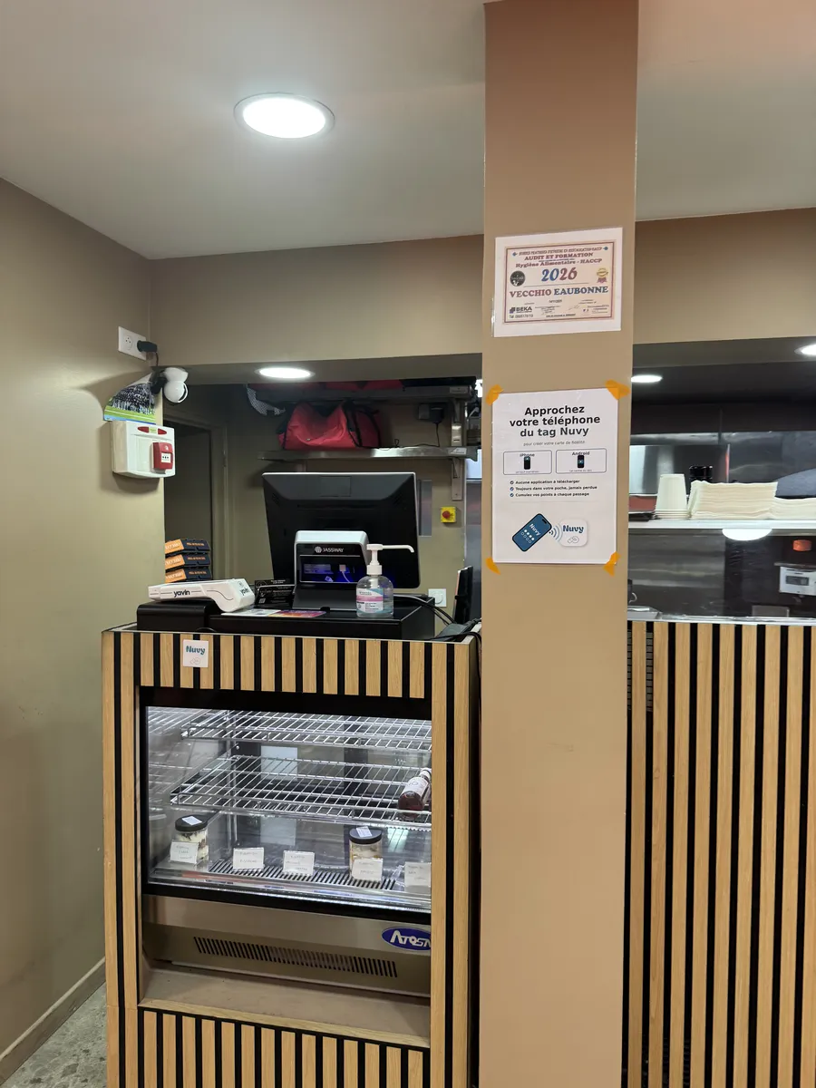 Tag NFC Nuvy et affichette au comptoir de Vecchio Forno Eaubonne